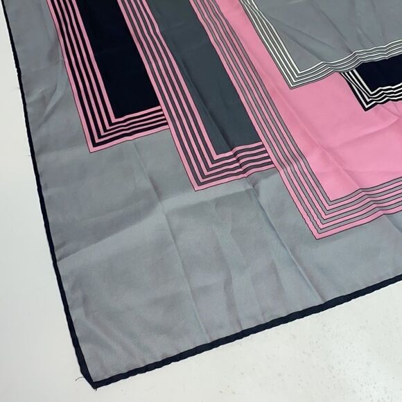 Vintage Geometric scarf by Leonardi 29.5 x 29.5 - Picture 3 of 5